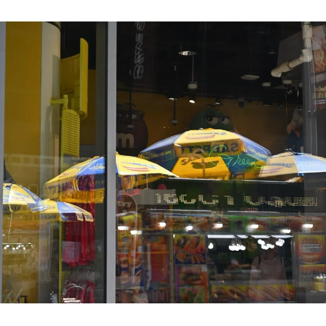 New York - 2023 

#popofcolor #urbancolors #citypop #streetpopart #urbanvibes #everydaycolors #nyccolors #streetabstract #cityasart #colorinthecity