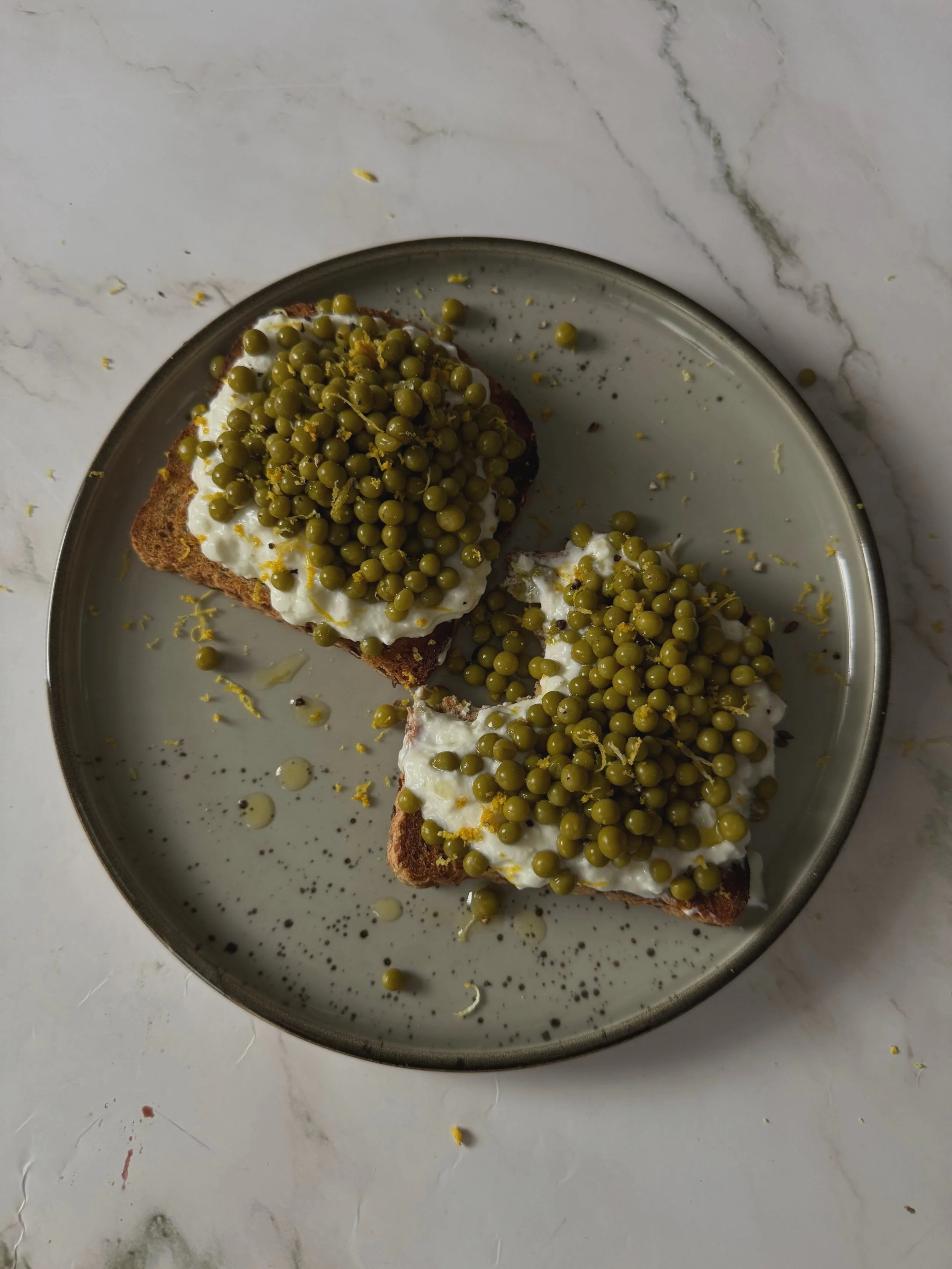Toasts au Fromage Cottage, Petits Pois et Zeste de Citron – Recette Santé et Gourmande
