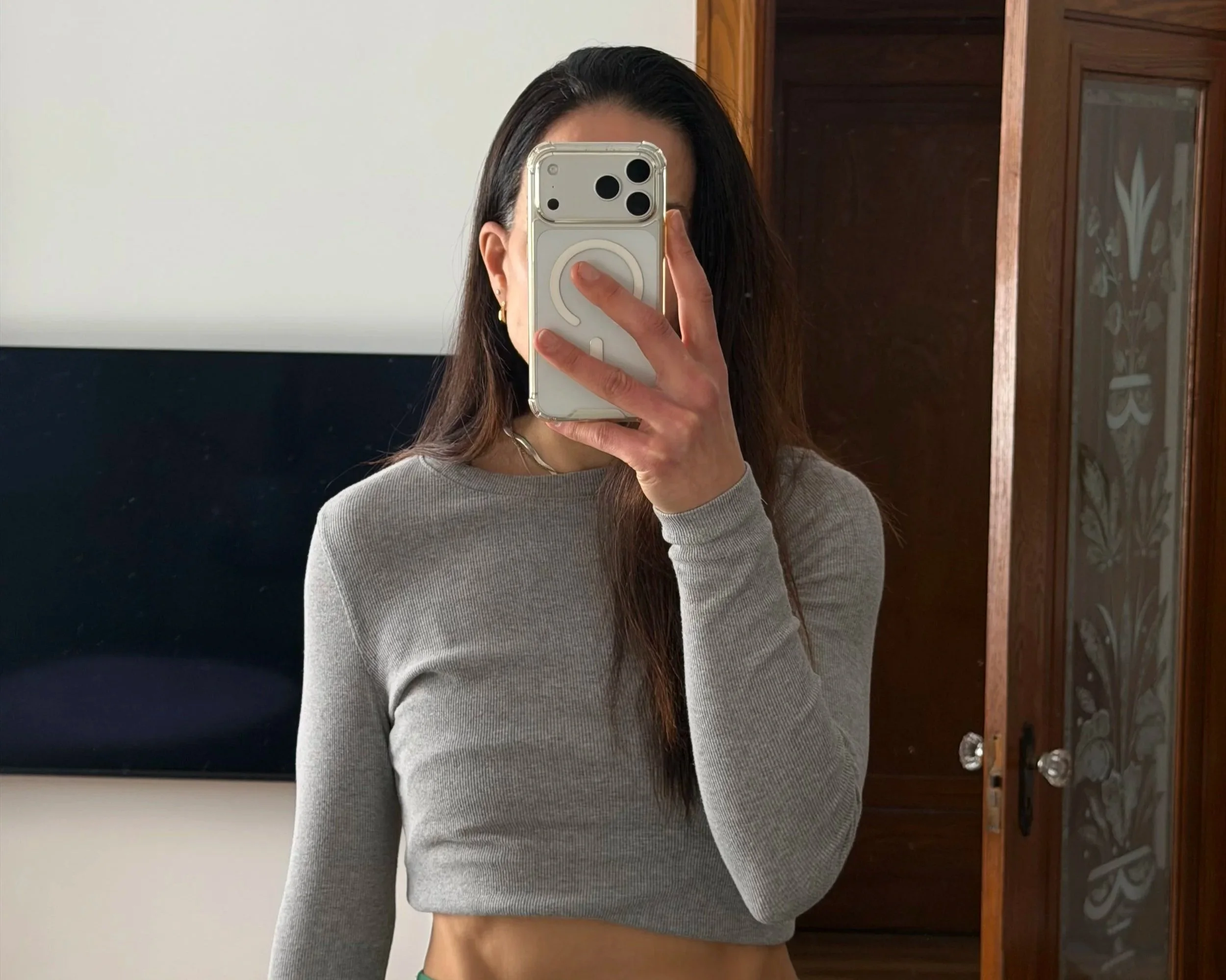 femme en vêtement de sport vert et gris