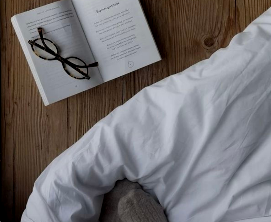 livre ouvert avec lunette de vue et couverture blanche