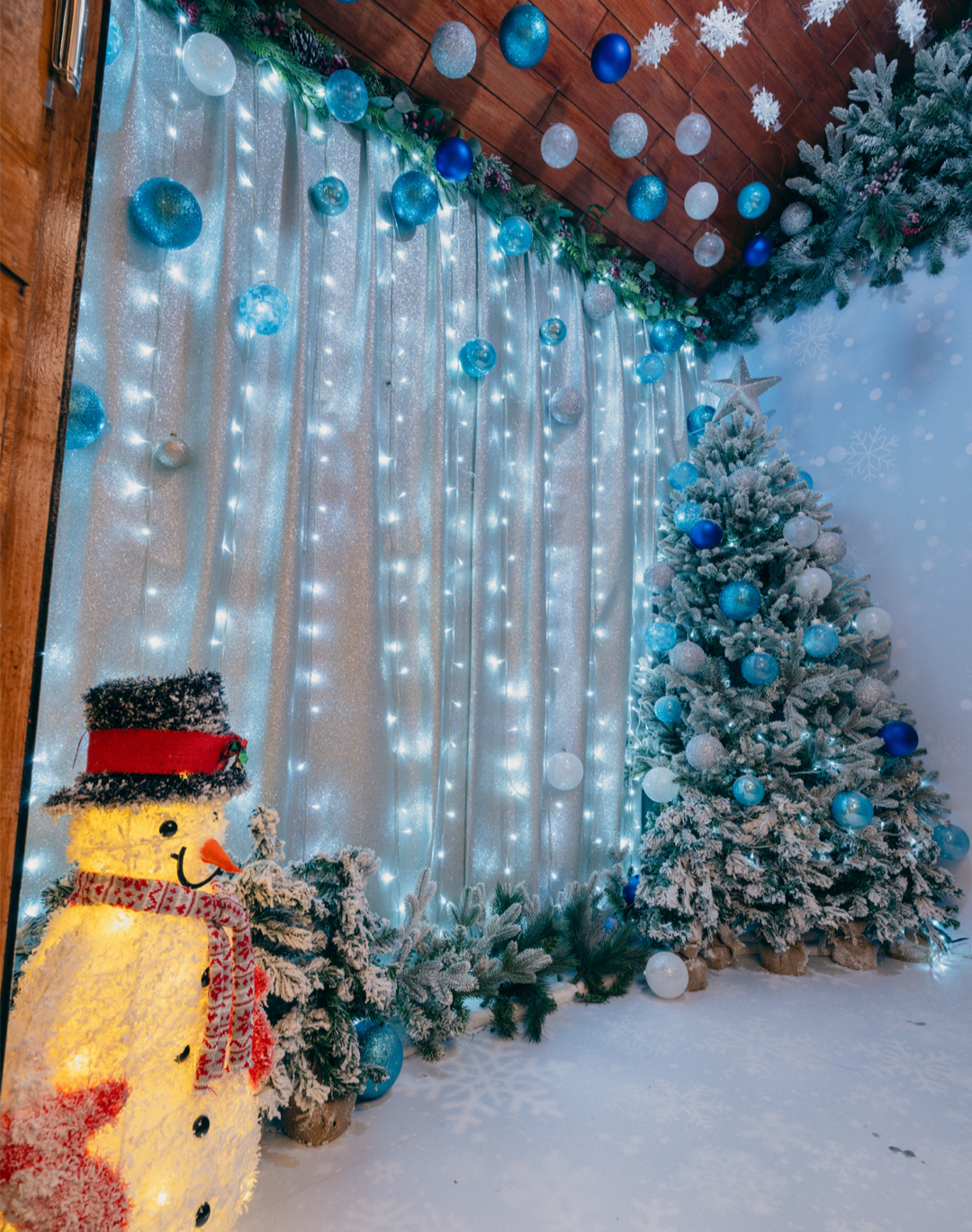 Solace Studios Christmas Pop Up Star Vista Snow Cabin