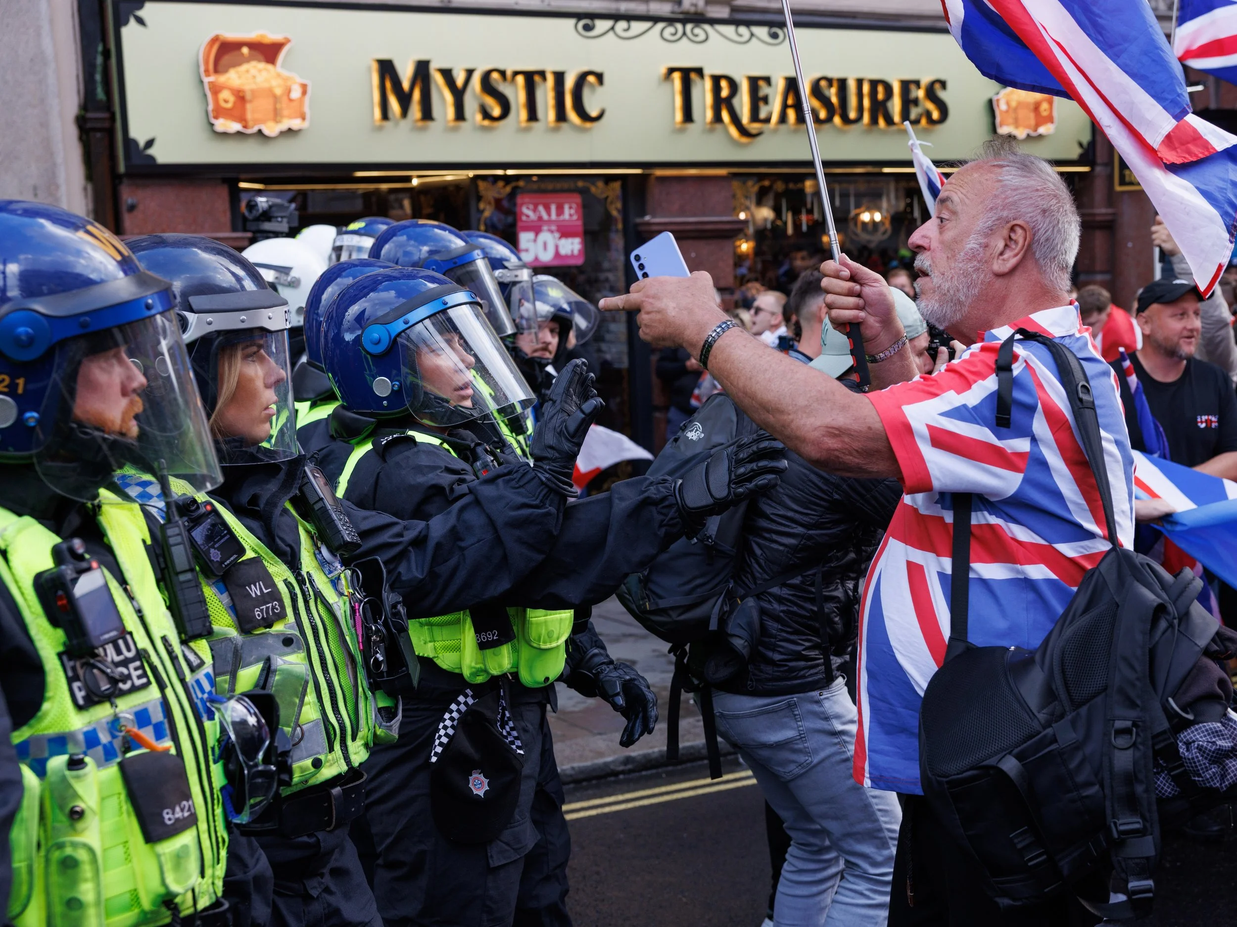 A man shouts "fuck Palestine"