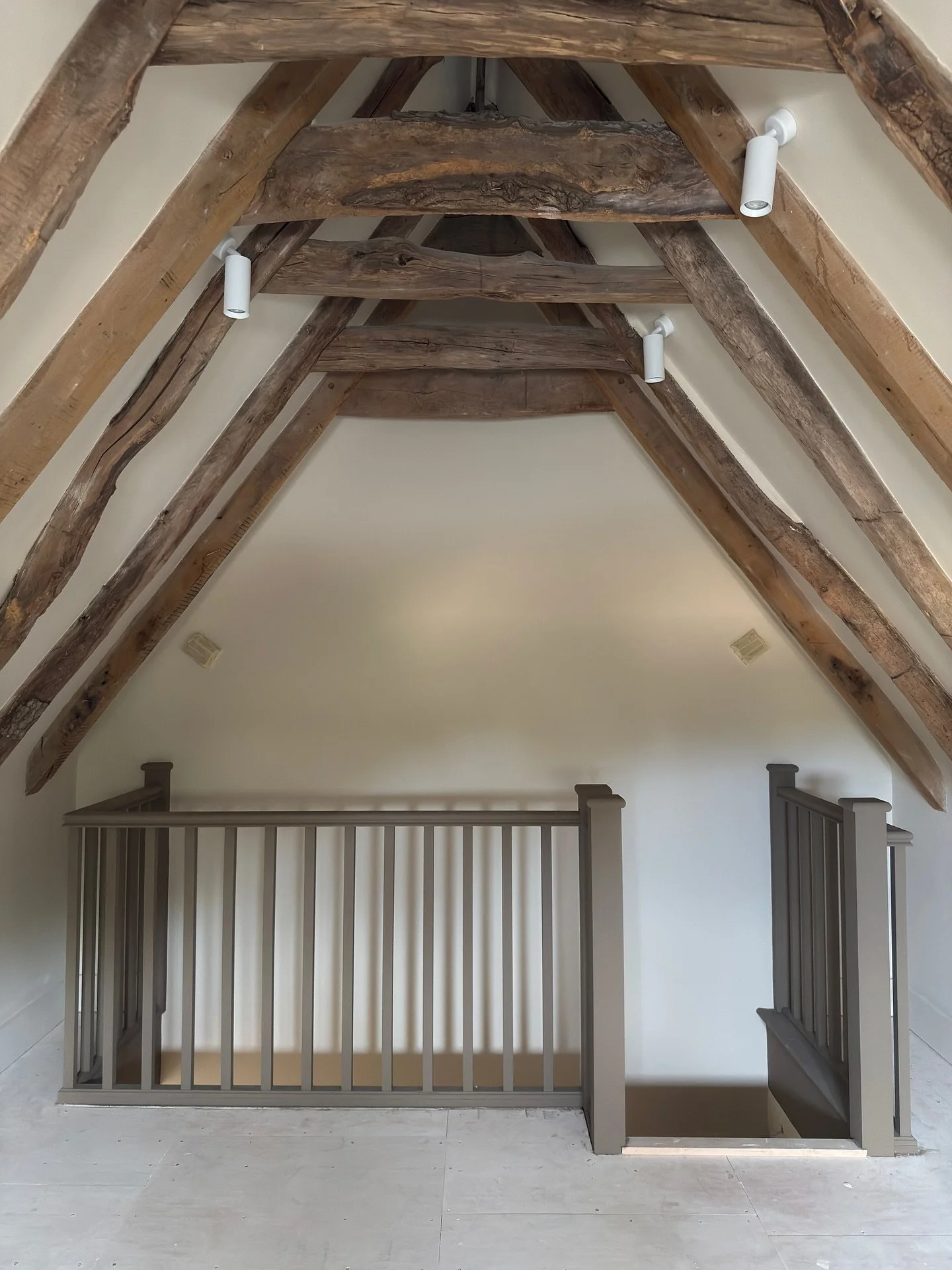 Some progress photos from one of my Barn projects, nearly there now! I managed to capture a moment of calm after all the trades had gone home and the banging, sawing and general noise and sawdust had settled…
#BarnConversion #RenovationJourne