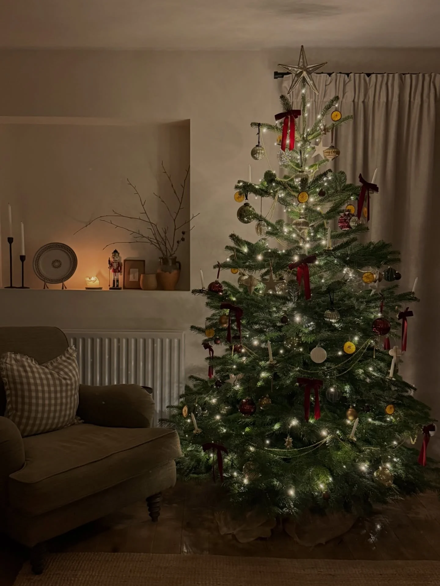 A tree full of sparkles and memories ✨ some of the best magic around Christmas is the never ending joy that the twinkle of Christmas tree lights brings.

A nostalgic blend of old and new decorations, with warm gold, orange and red tones that grow my 