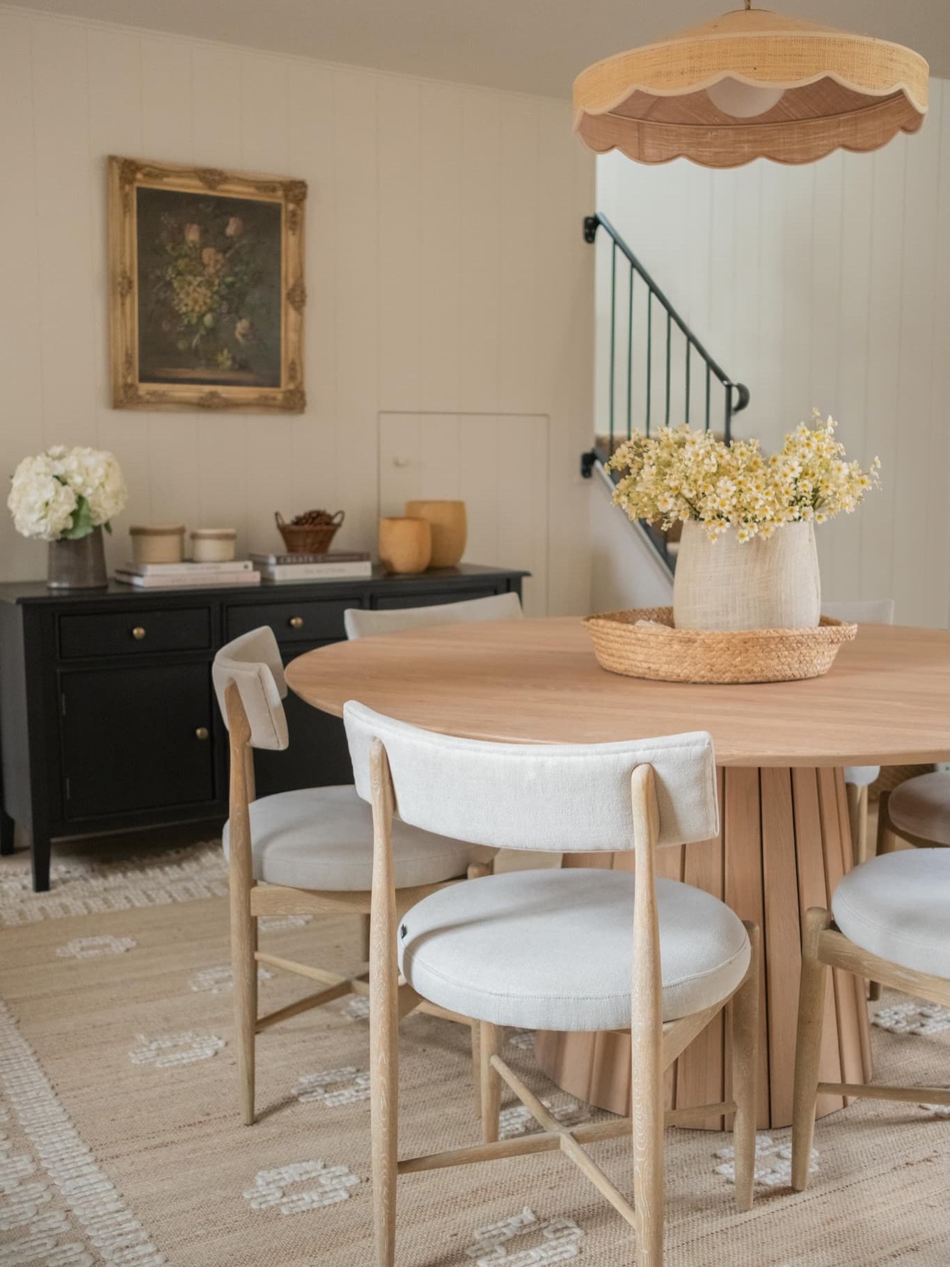 Blending old and new ✨
Funny fact - when I was a teenager, while everyone else was obsessed with the latest CosmoGirl, I was poring over the latest @homes_antiques magazine. My friends still poke fun at me for it now! Back then it was all about new s