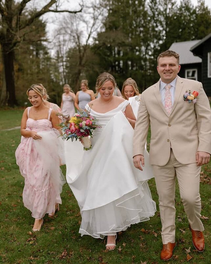 💕 Grab your girls and get your bridal glow 

Schedule is open 45 days in advance and trial tans are always recommended 🗓️ 

#bridaltans #weddingseason #busyseason #bronzedbride #bridalglow #bridesmaids