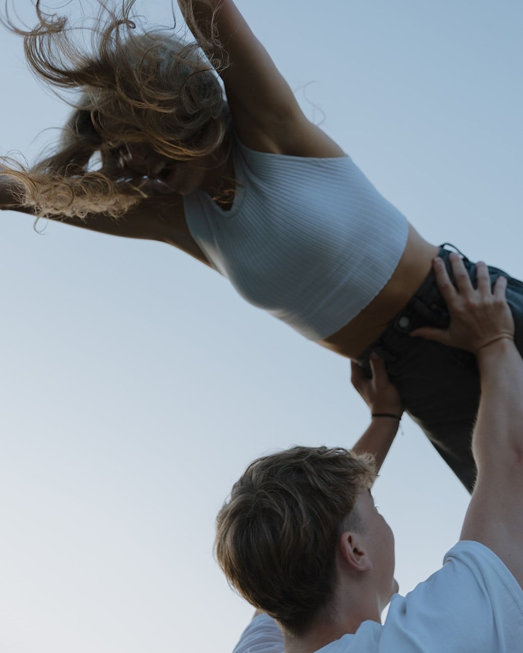 Danced through the Capital at sunset with Harper &amp; Ezra🤍 

They told me they could do the dirty dancing lift, so they did the dirty dancing lift!!! 

These two are absolutely adorable, so fun, so bubbly, so sweet🫶🏼 

#pnwcouplesphotographer #w