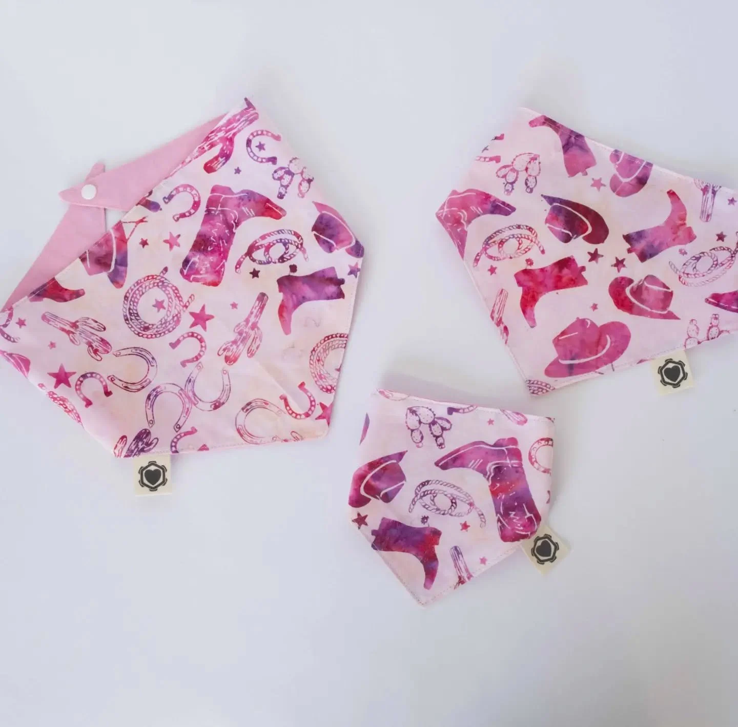 We've got pet bandanas! 

Our top model, Maximus, is still prepping for his photoshoot, but these are available in our shop. 

#petbandana #quiltersofinstagram #giftfordoglovers #pinkponyclub #batikfabrics