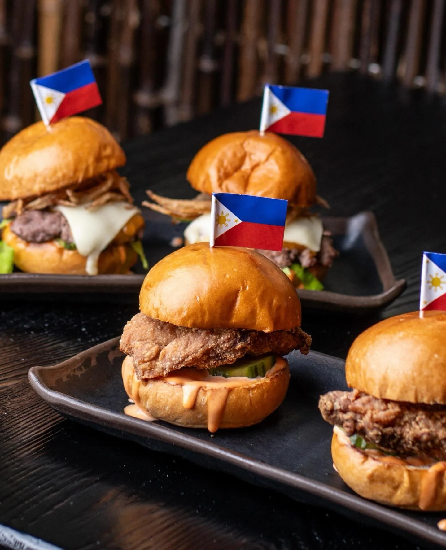 Midweek pick-me-up? We recommend sliders, a cocktail, and a seat at the bar✨