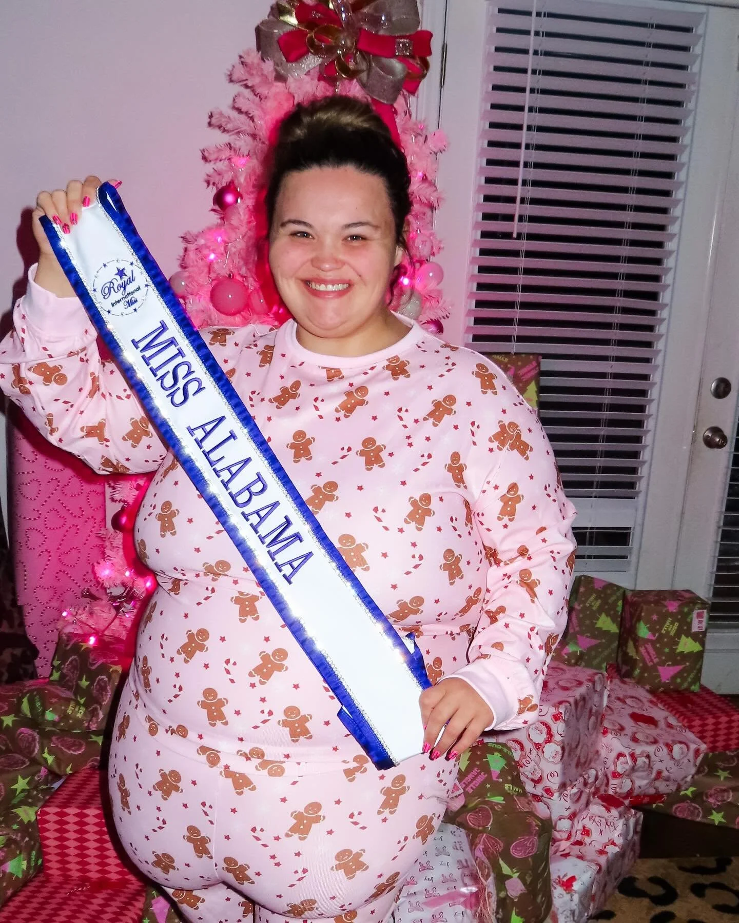 Feeling Crowned and Cozy with @royalinternationalmiss!! 🧸🎀🎄💗🫧 

Today was a busy day full of holiday prep but I know tomorrow will make it all worth it!! I can&rsquo;t wait to spend time with family- a day full of spreading cheer, smiles, andddd