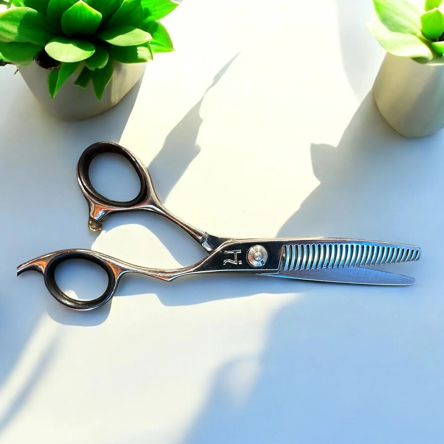 Upgrade your toolkit with Hattori Hanzo texturizing shears! Three models available: HH14T ($461), HH13T ($380), HH88T3 ($534). Excellent condition, lightly used. Premium Japanese steel, ergonomic design, and lifetime warranty. Cash, Venmo, Zelle, App