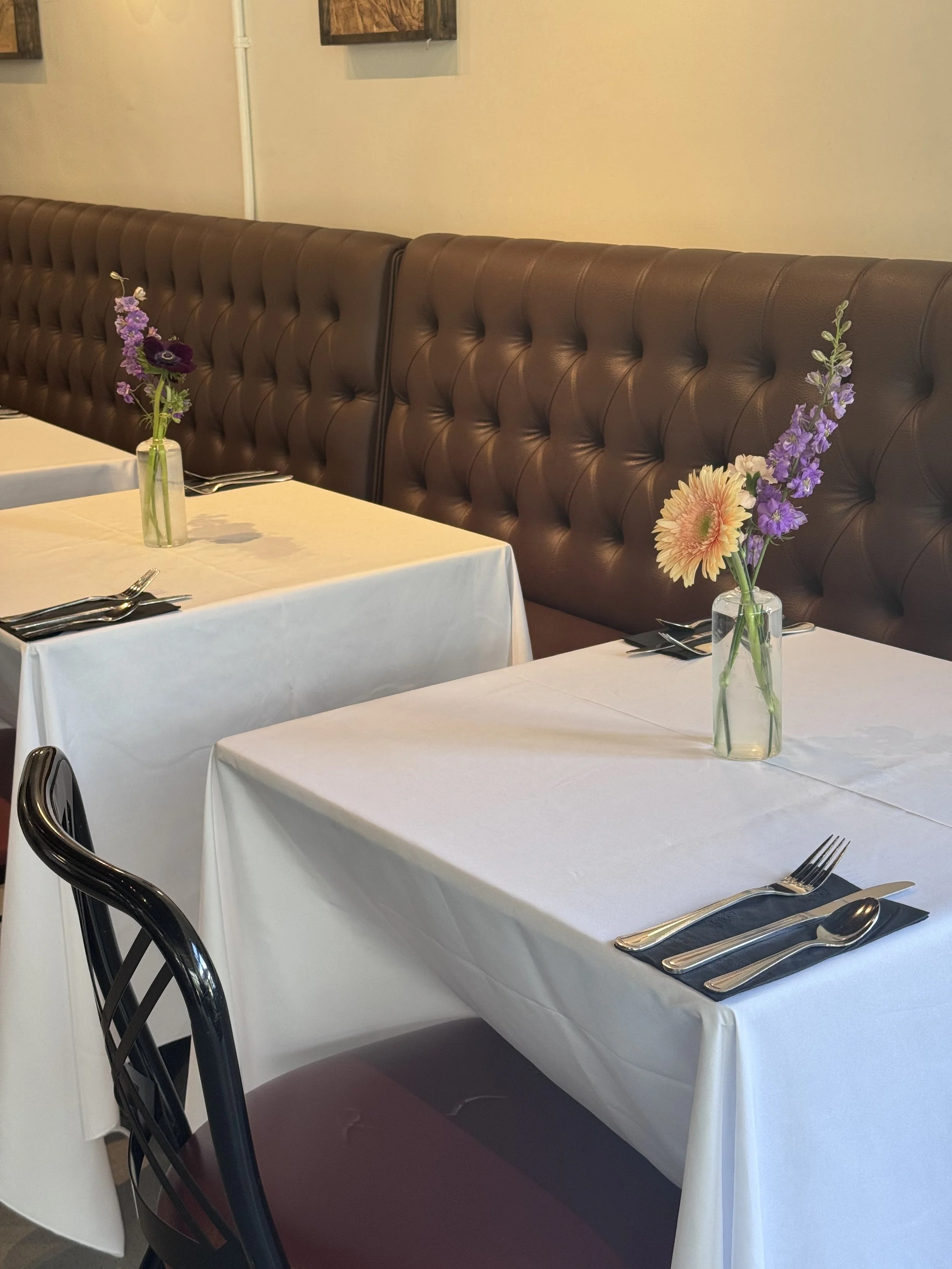 How to Choose Flowers for Restaurant Tables