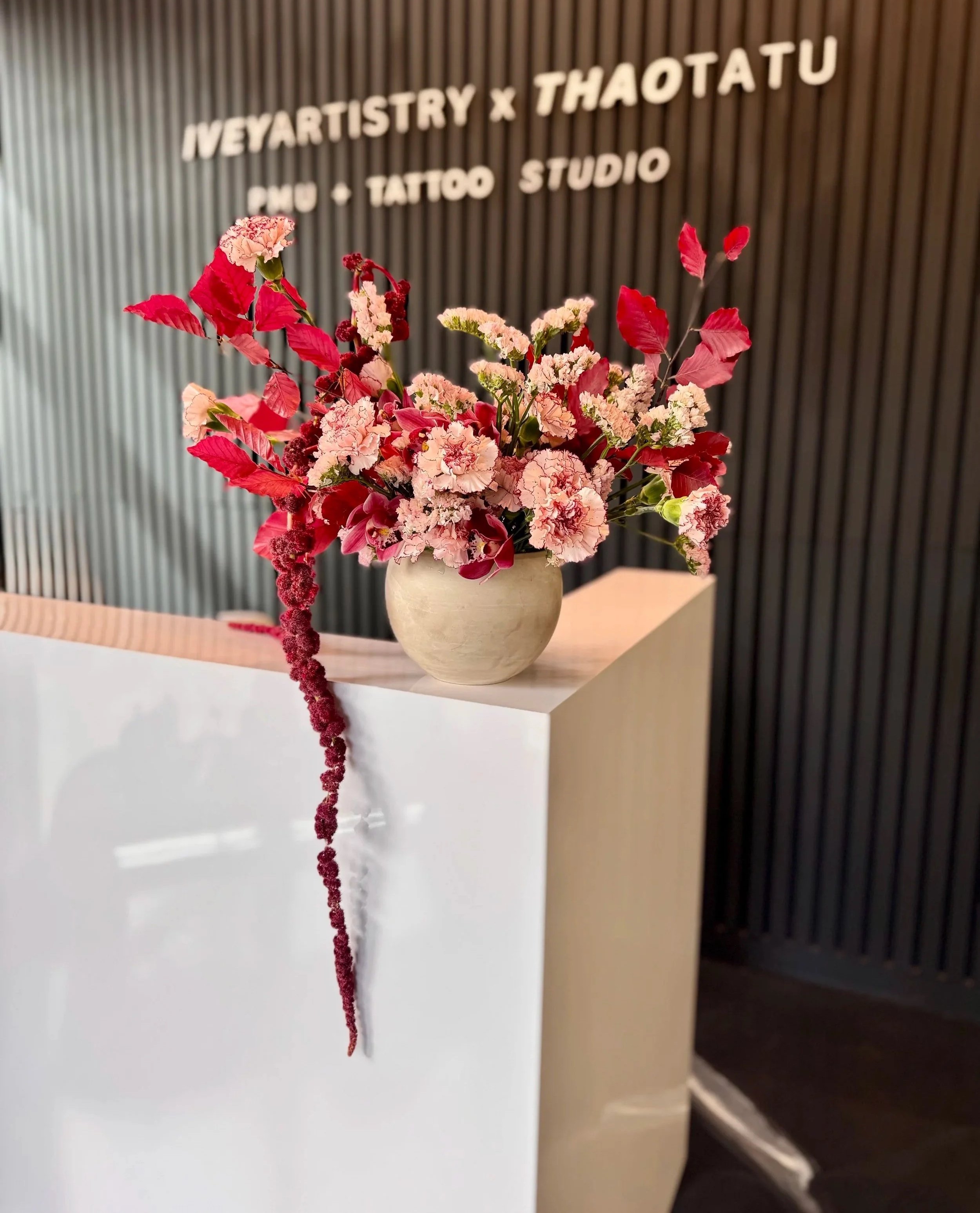 .
Seasonal flowers for a studio workplace featuring refined color and botanical texture. 