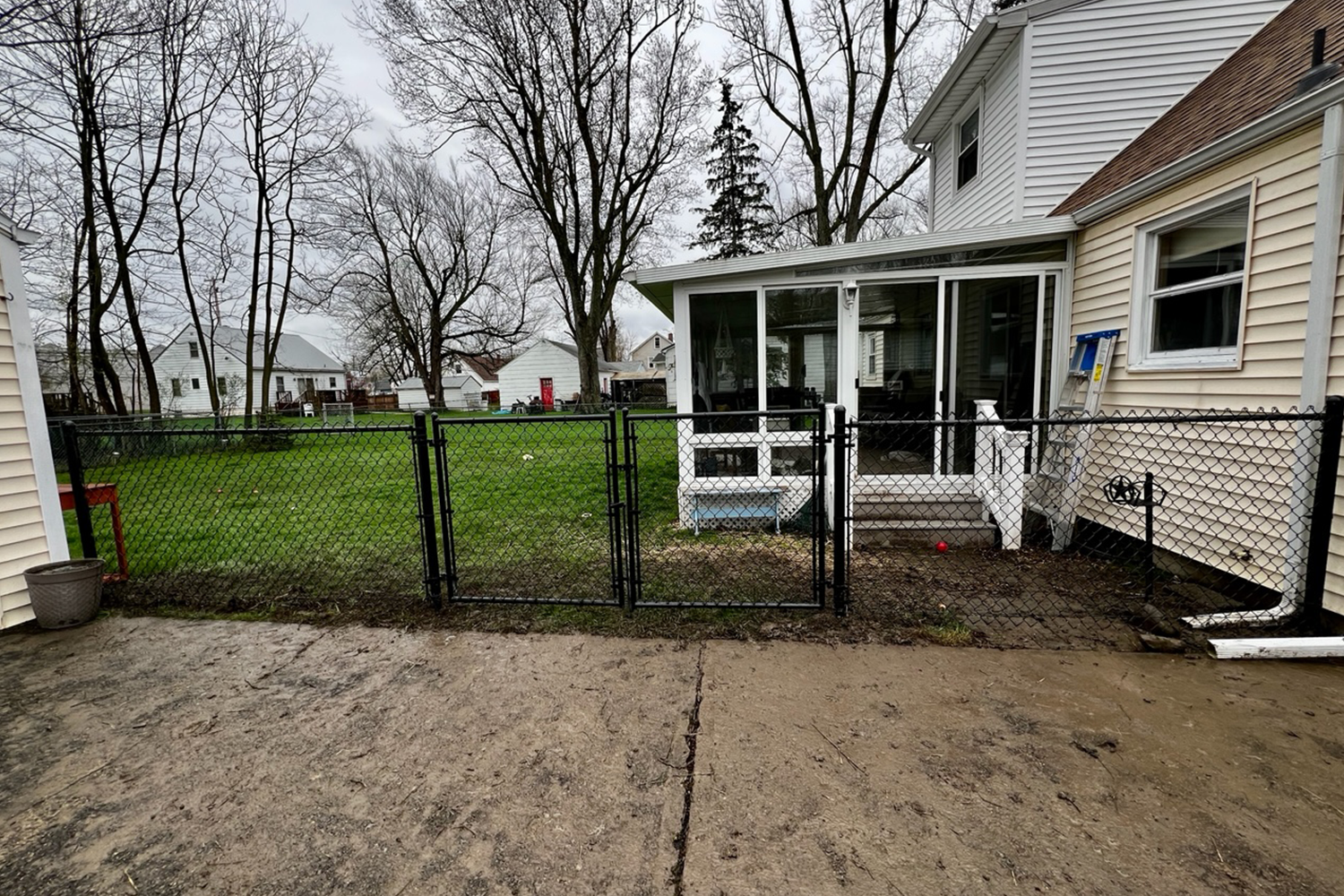 4' Black Chain Link with 8' Double Drive Gate.png