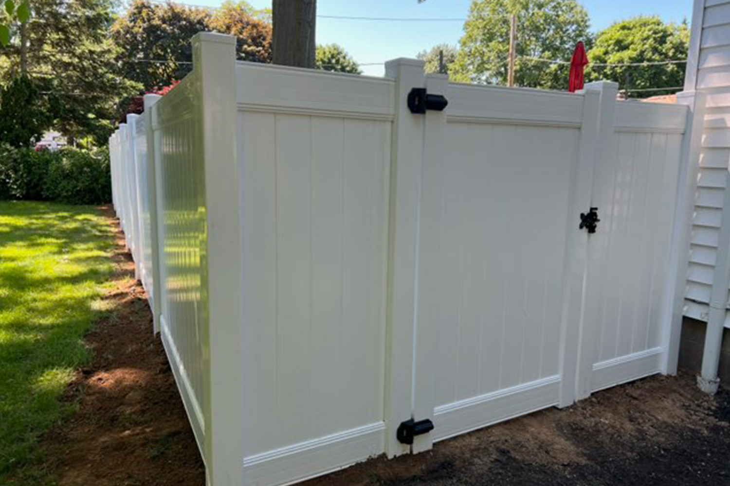 White Vinyl Privacy with 4' Gate.png