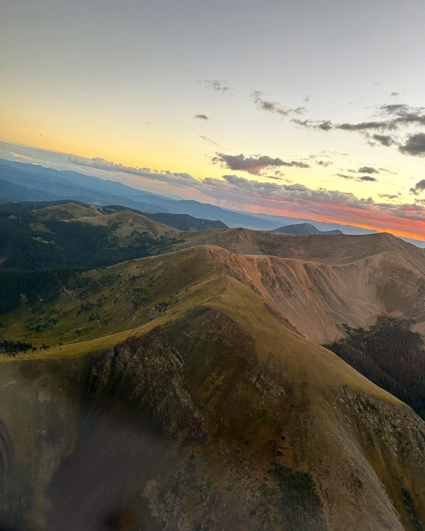 Flying above the mountains 💓
.
.
.
.
#flytaossky #adventure #taos #newmexico #dusk