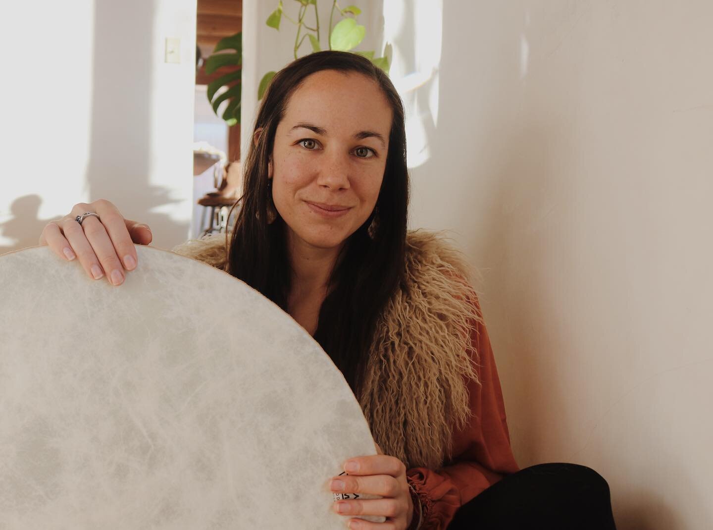 Me and my drum 🥰 
Thanks @andreaelenaa_  for the photo and @alisonbeckner for the beautiful space! 
.
.
.
.
.
#reiki #soundhealer #framedrum #soundtherapy #taos #energyhealing #sacredsound #peace #spiritualhealing #healthandwellness