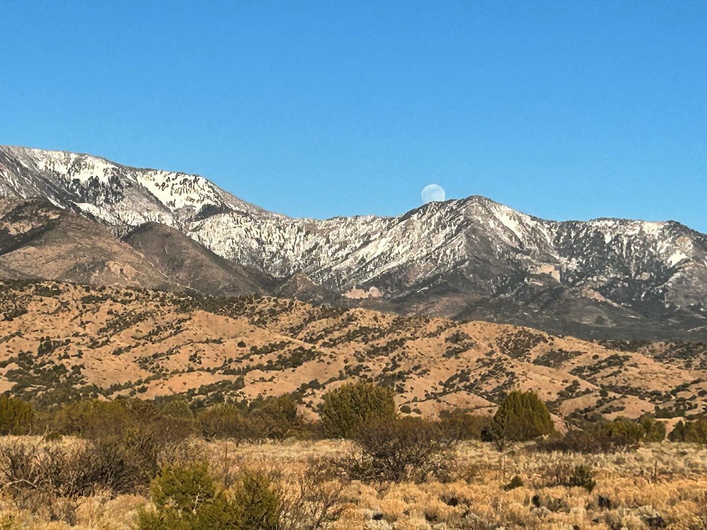 You can see that full moon from last week coming up over the mountain 💓 I&rsquo;m back from my Christmas road trip and ready for sessions again 💓 Wishing everyone a blessed and joyous New Year !
.
.
.
.
#roadtrip #fullmoon #snowymountains #newmexic