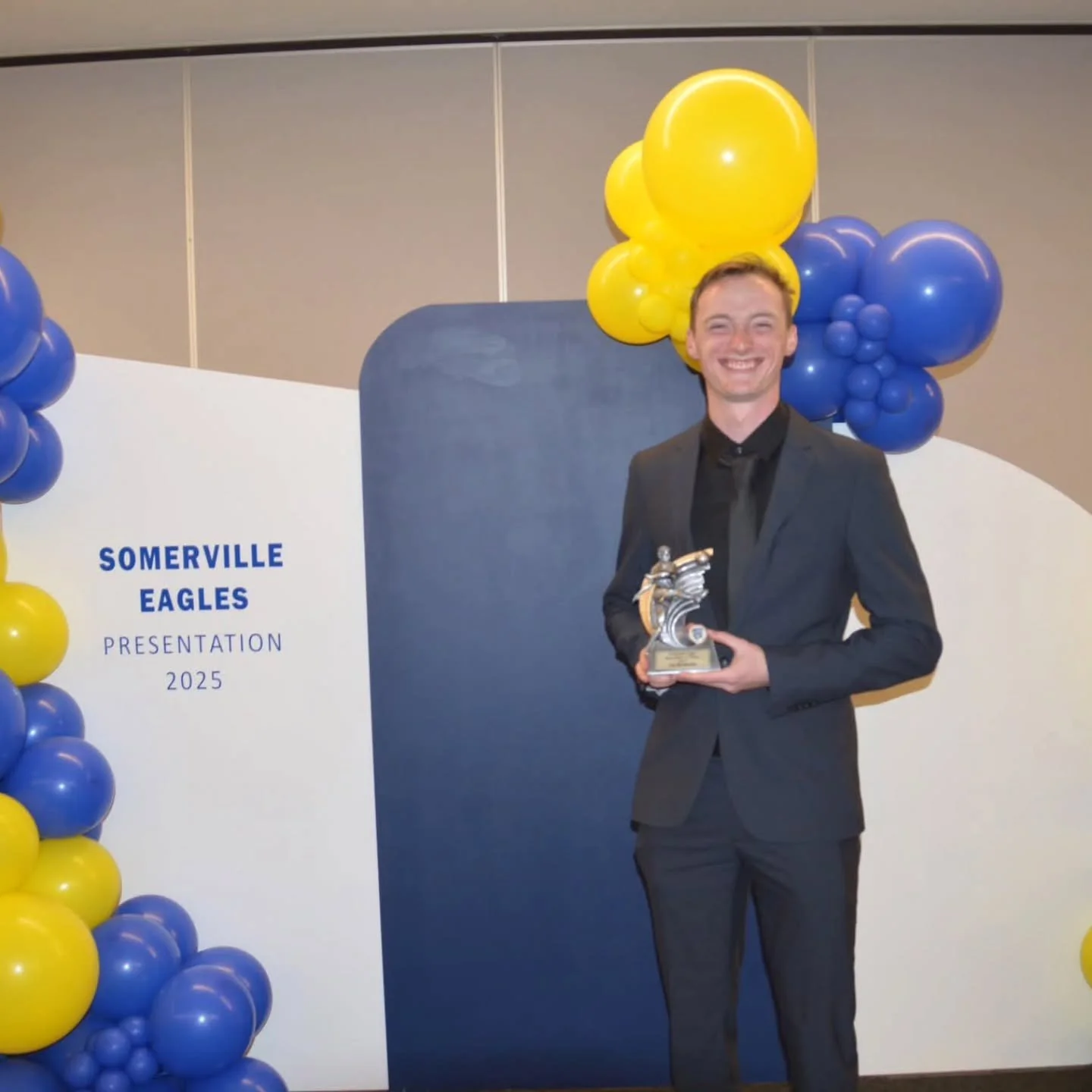 Your Somerville Eagles Under 21 Player of the Year winner was @cal.richmond.

Thank you to @natalia_eventstyling for the brilliant balloon garland!

#sesc 🦅