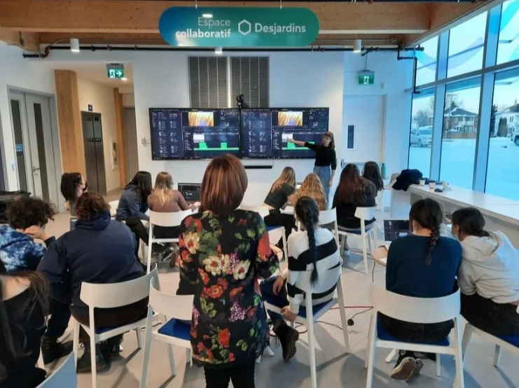 Teaching girls from Mashteuiatsh about technology