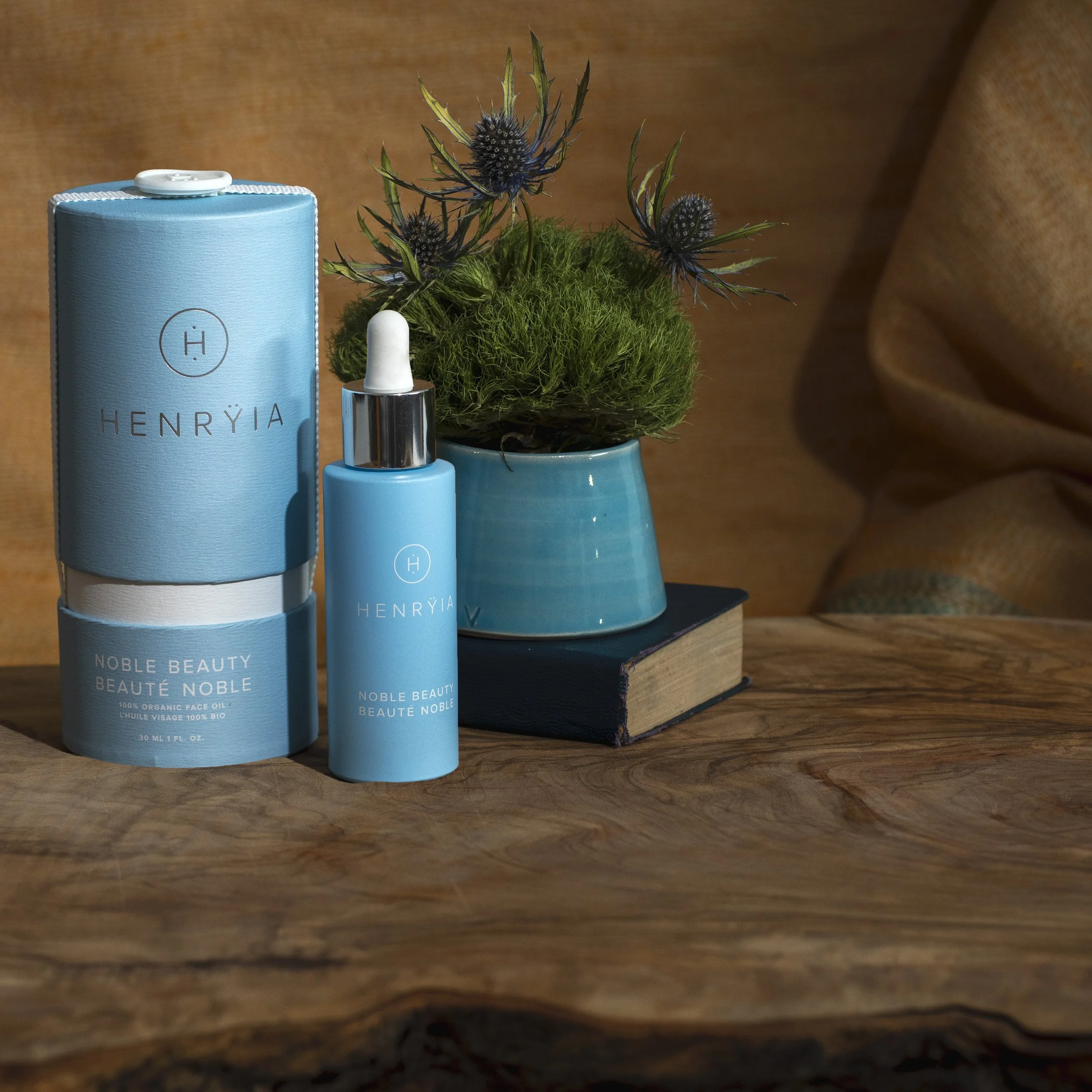 Package_Bottle_With_blue_vase_Gold_Drape.jpg