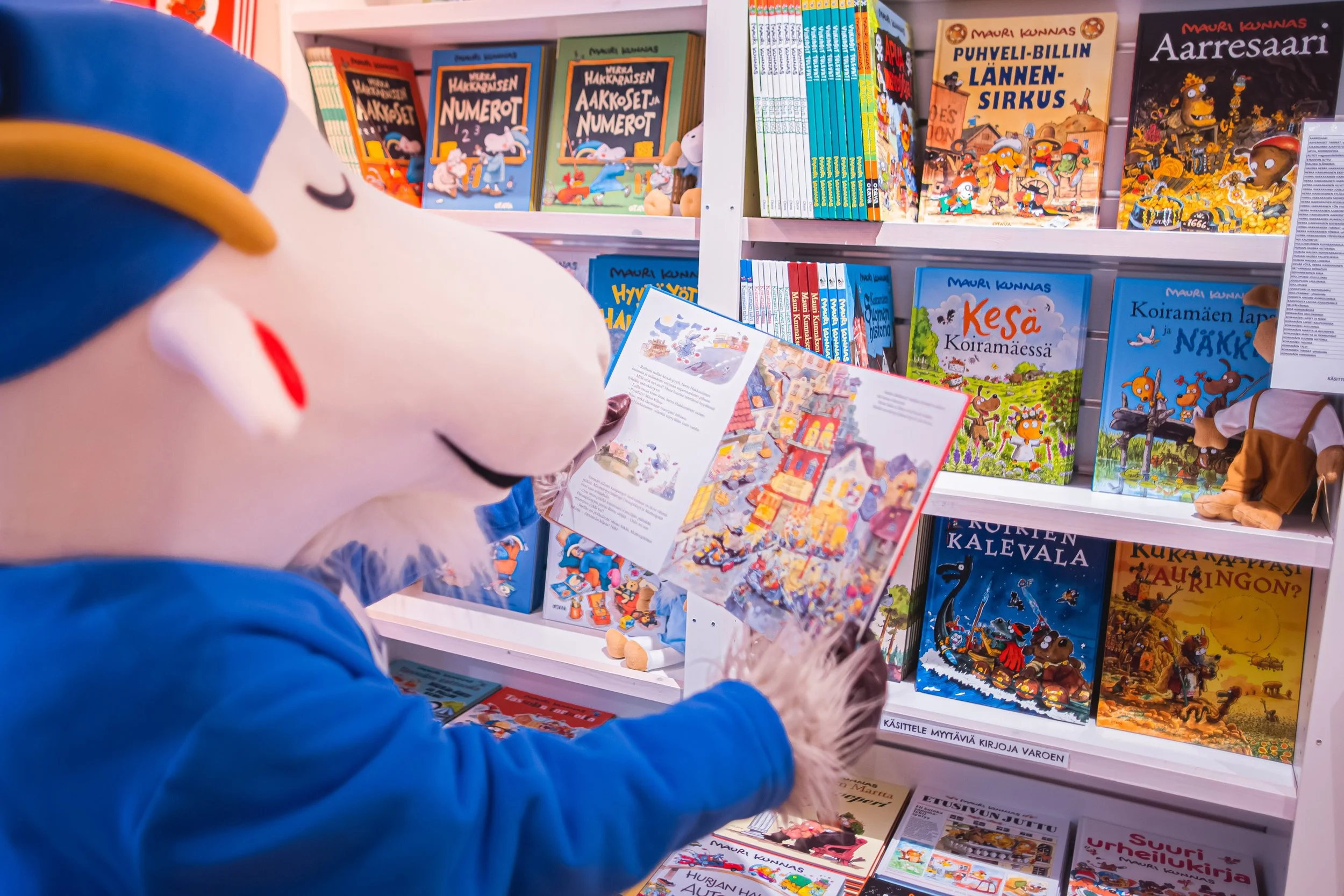 Ihanien tavaroiden kaupasta löytyy laaja valikoima Mauri Kunnaksen kirjoja.