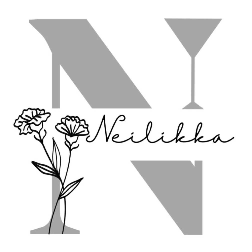 Logo, jossa taustalla olevan ison harmaan N-kirjaimen oikea pystyviiva muodostaa viinilasin ja edustalla vasemmalla mustavalkoinen kukkasiluetti, sekä oikealla teksti 'Neilikka' kirjoitettuna kursiivilla.