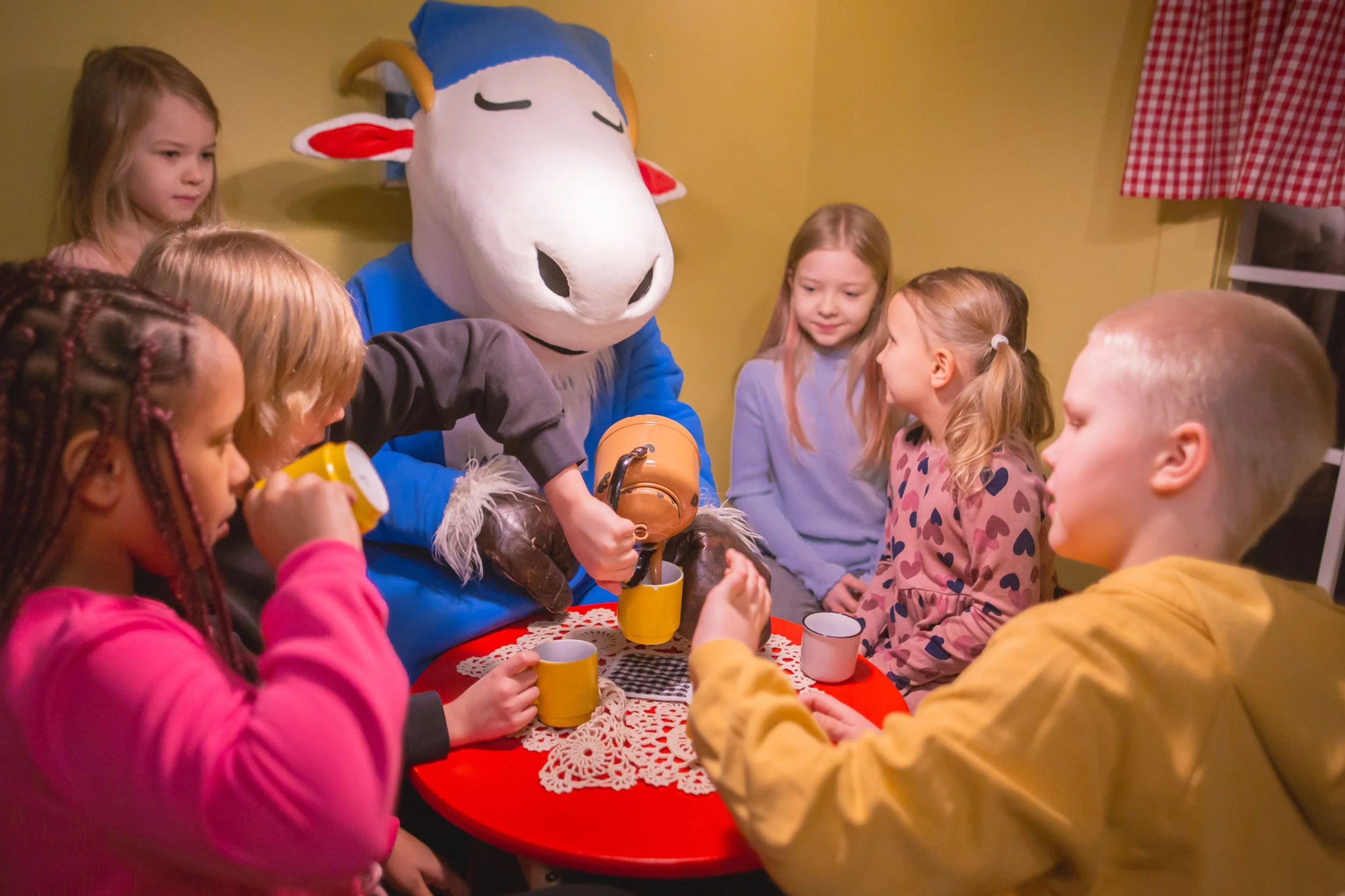 Unissakävelevän Herra Hakkaraisen kanssa voi istahtaa juomaan vaikka leikkikahvit hänen omassa keittiössään.