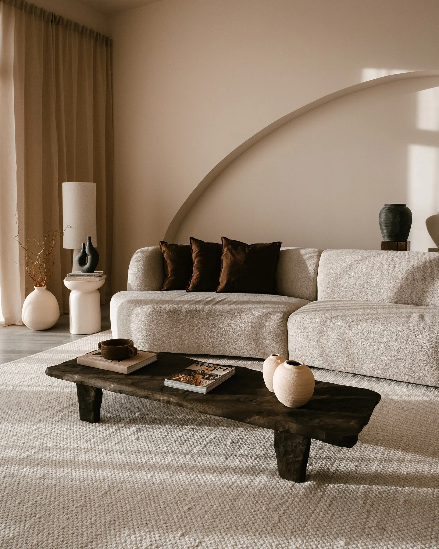 De Japandi Lounge in de studio. Met de big arch in de wand en grote ramen aan de zijkant is dit de perfect backdrop voor je volgende branding, interieur of fashion shoot 📸🎥

In frame: 
@boutique.atelier85
@hannahhoekersweverphotography 
@studio_hei