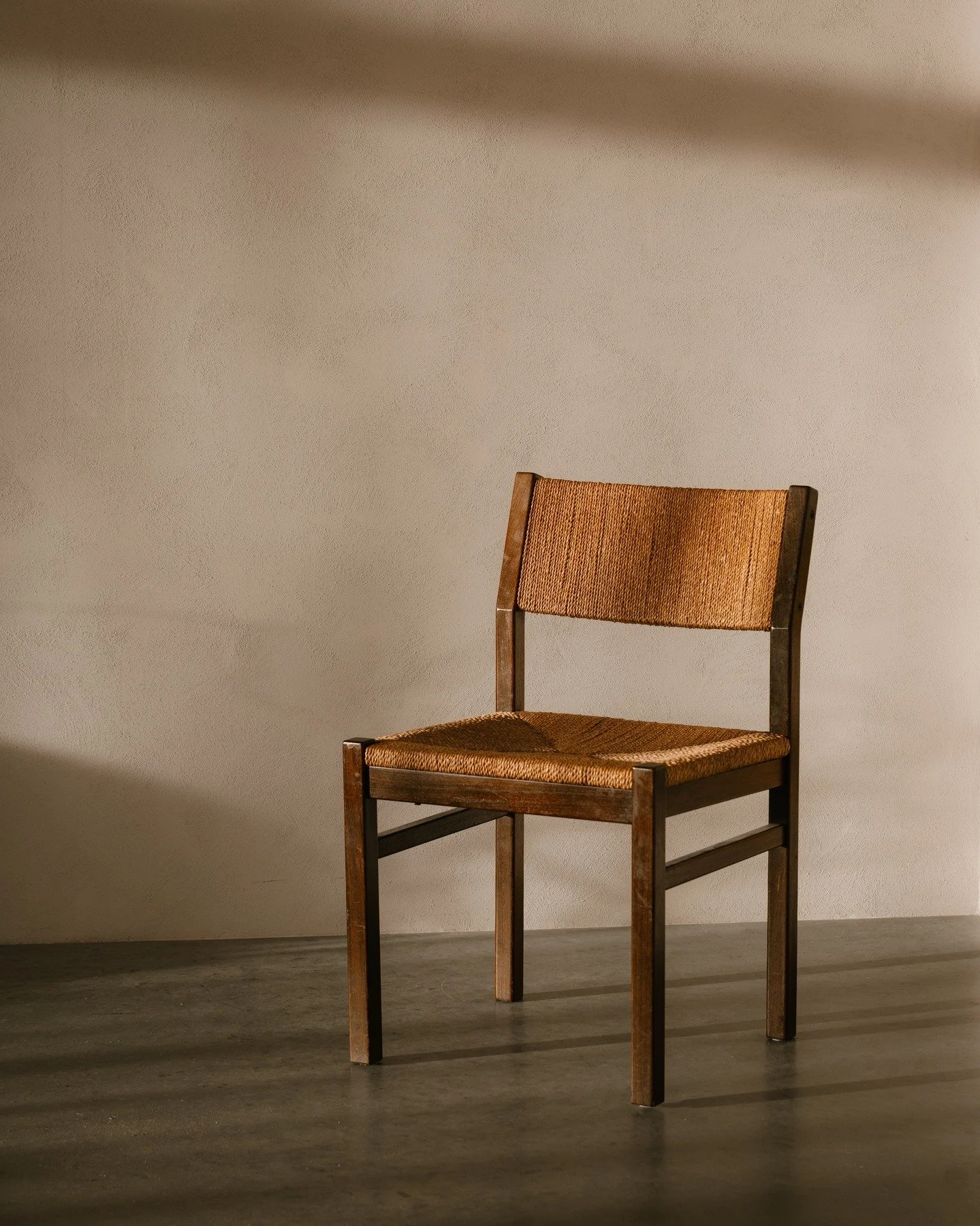 We krijgen vaak de vraag welke verfsoorten we in de studio hebben gebruikt. Bij het bouwen van de studio zochten we als basis lichte kleuren in verschillende structuren die je warm, maar ook koeler kunt editen. Hier zijn ze: 

1: De fijne betonlookpa