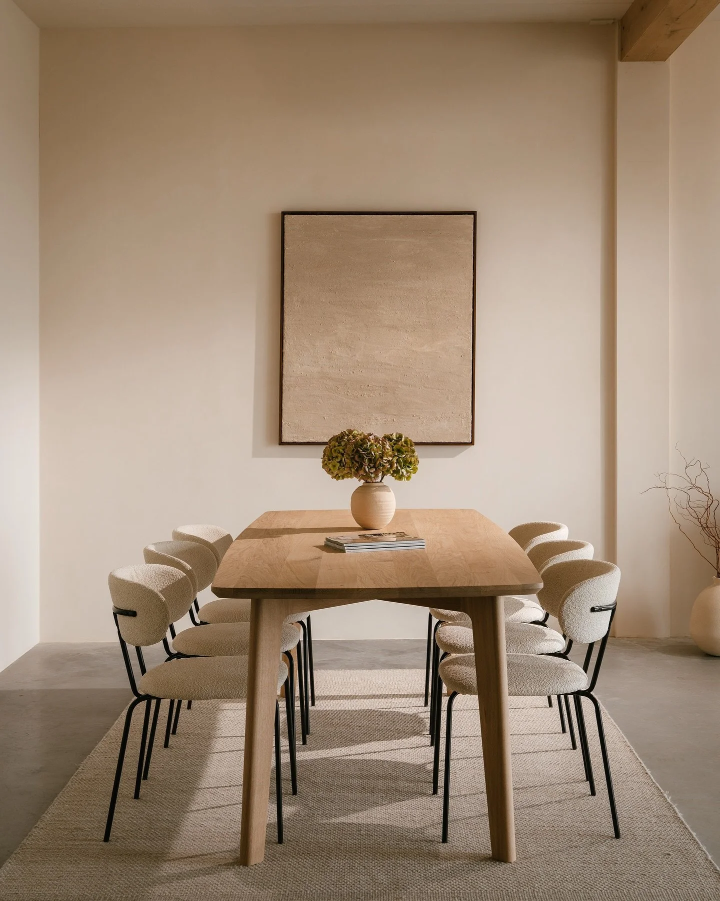 Vorige werk fotografeerden we deze handgemaakte eettafel van @studio_heinepein in de studio 📸 En eerlijk is eerlijk, we vonden het stiekem wel jammer dat hij weer weg moesr. Want wat paste het perfect bij de rest van deze hoek 😍

Zoek je een studio