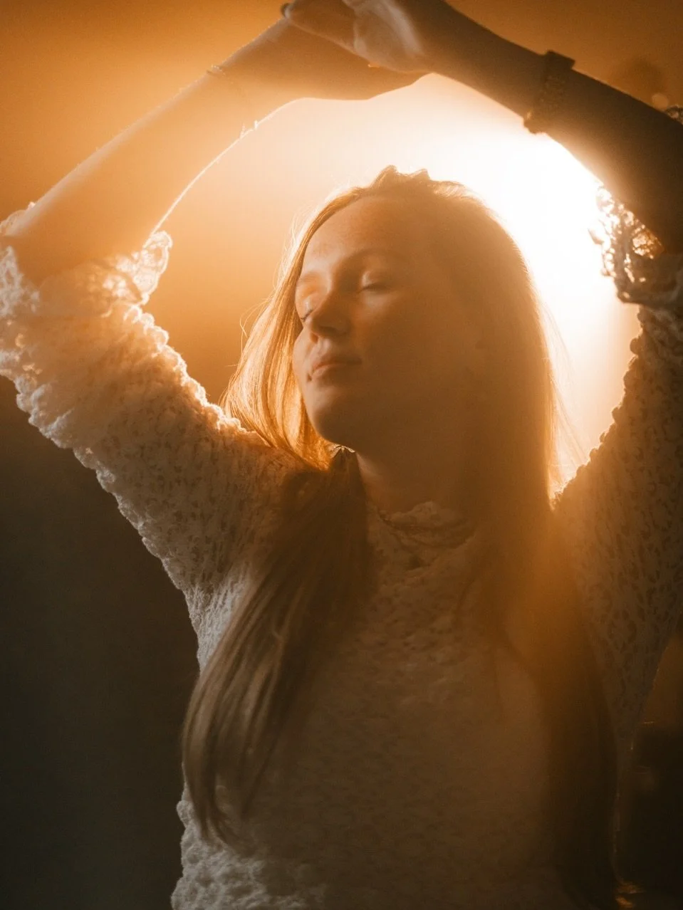 Always be creative! 

We love to play with both daylight and artificial light in our studio. For those shots we used our Nanlite LED lights with fresnel lens, a softbox and a smoke machine. 

In frame: @annechristiendebruin 

#brandingshoot #daglicht