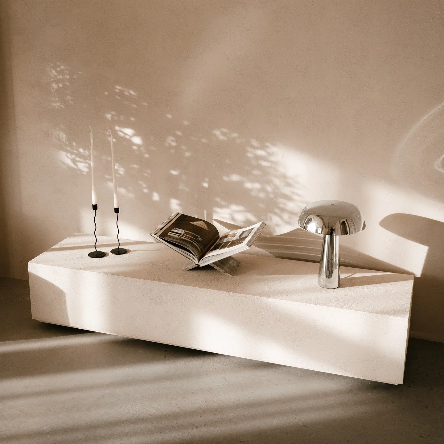 De zon is terug en zorgt voor een heerlijke sfeer in de studio! 

#daglichtstudio #shootlocatie #brandingfotograaf #interieurfotografie #campagneshoot