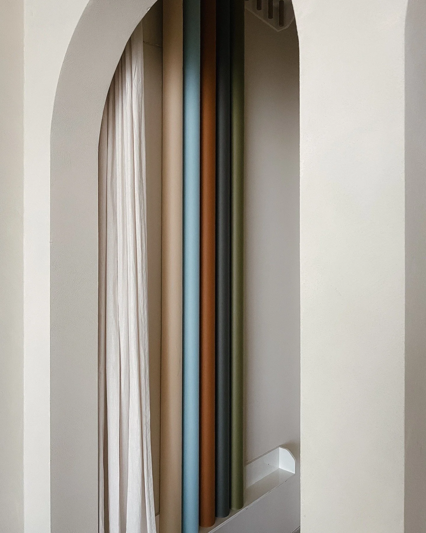 Backdrop heaven in de Studio! 

De wanden van de studio hebben verschillende soorten verf &eacute;n er staan altijd losse linnen en papieren backdrops voor je klaar. Zo maak je content voor een jaar in &eacute;&eacute;n shoot 🔥

Verf:
Japandi Kalkve