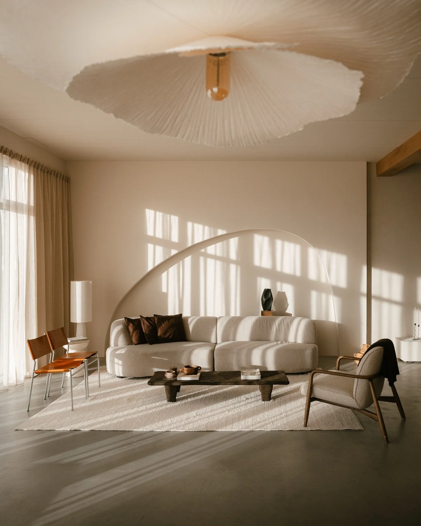 Magisch avondlicht in de studio. Warm licht, fijne backdrops, verschillende meubels, een soft minimal design en ruimte om te cre&euml;ren 🔥

#shootlocatie #daglichtstudio #interieurfotografie #brandingfotografie