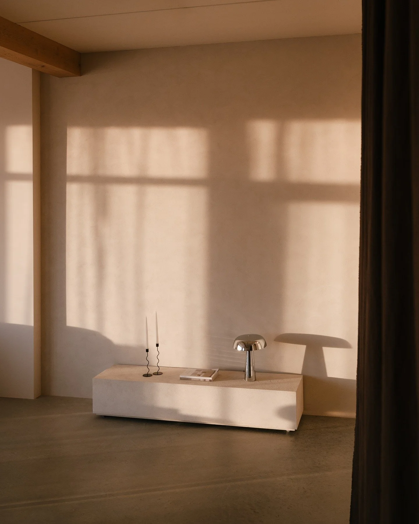 When the warm evening light hits te studio, the only thing you need to do is to show up. 

Paint: @betonlookpaint 
Lamp: @kwantum_nederland 

#daylightstudio #shootlocatie #interieurfotografie #contentshoot #brandingfotografie