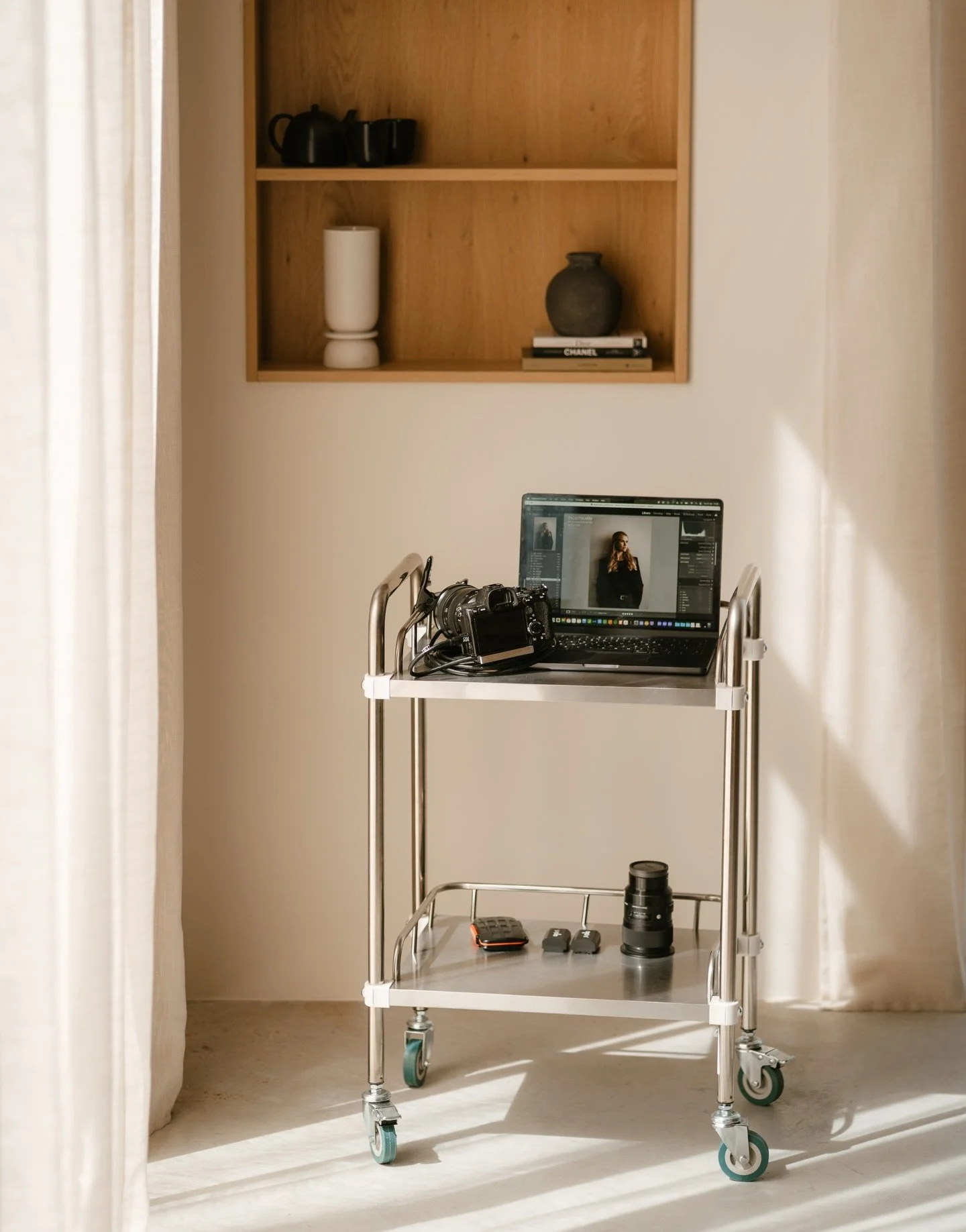 We hebben weer iets nieuws in de studio! Deze handige Tethered Shooting Trolley inclusief Tether kabel staat nu voor je klaar en verbeterd je workflow. Hiermee heb je al je gear georganiseerd op &eacute;&eacute;n plek, verplaats je alles makkelijk do
