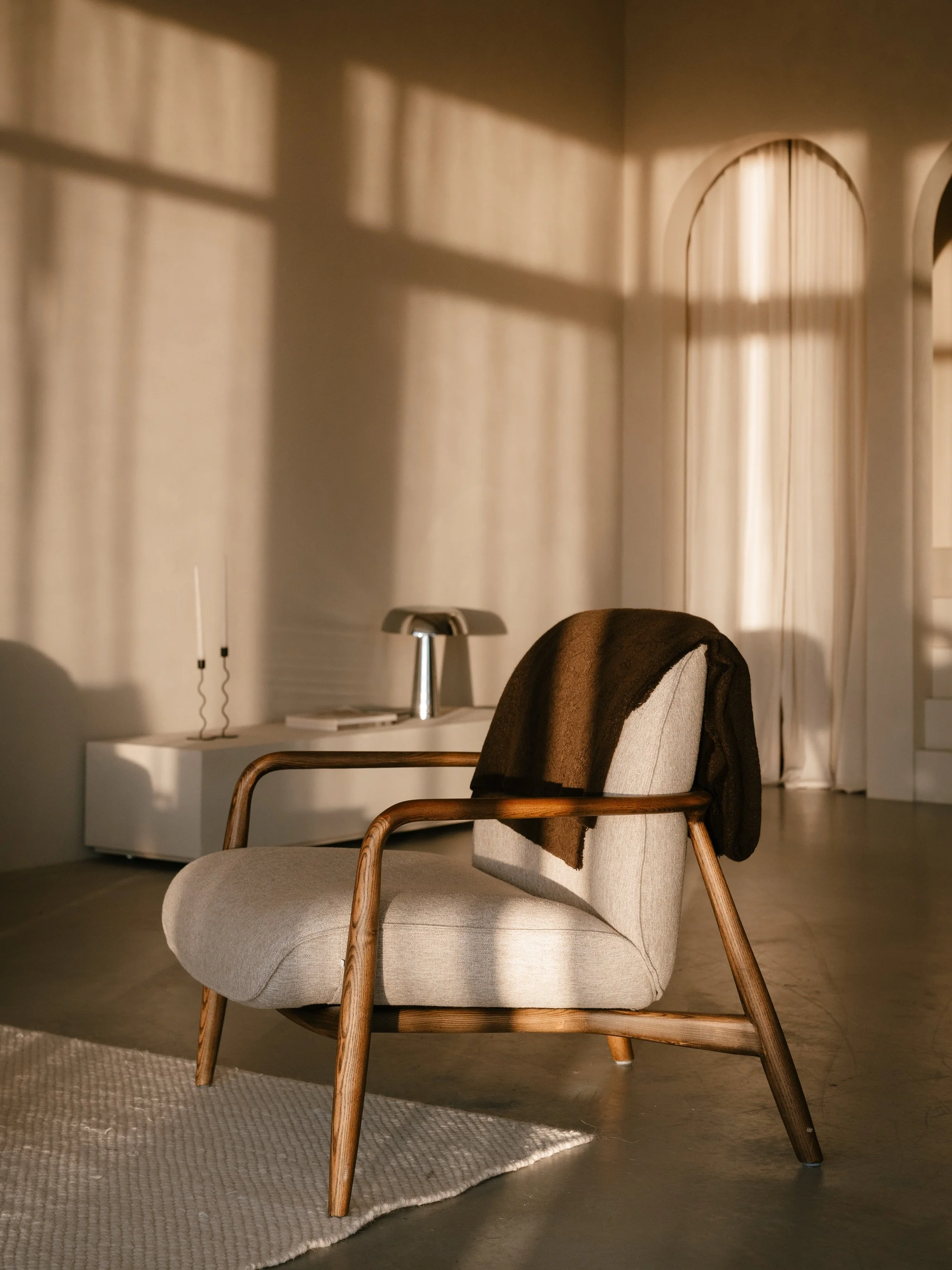15 minutes of magical evening light in our studio is enough to create new content for this post. We love the softness of our daylight but we really like to play with the golden sunbeams hitting our walls and furniture 🔥

Stoel: @livin24_nl 

#daglic
