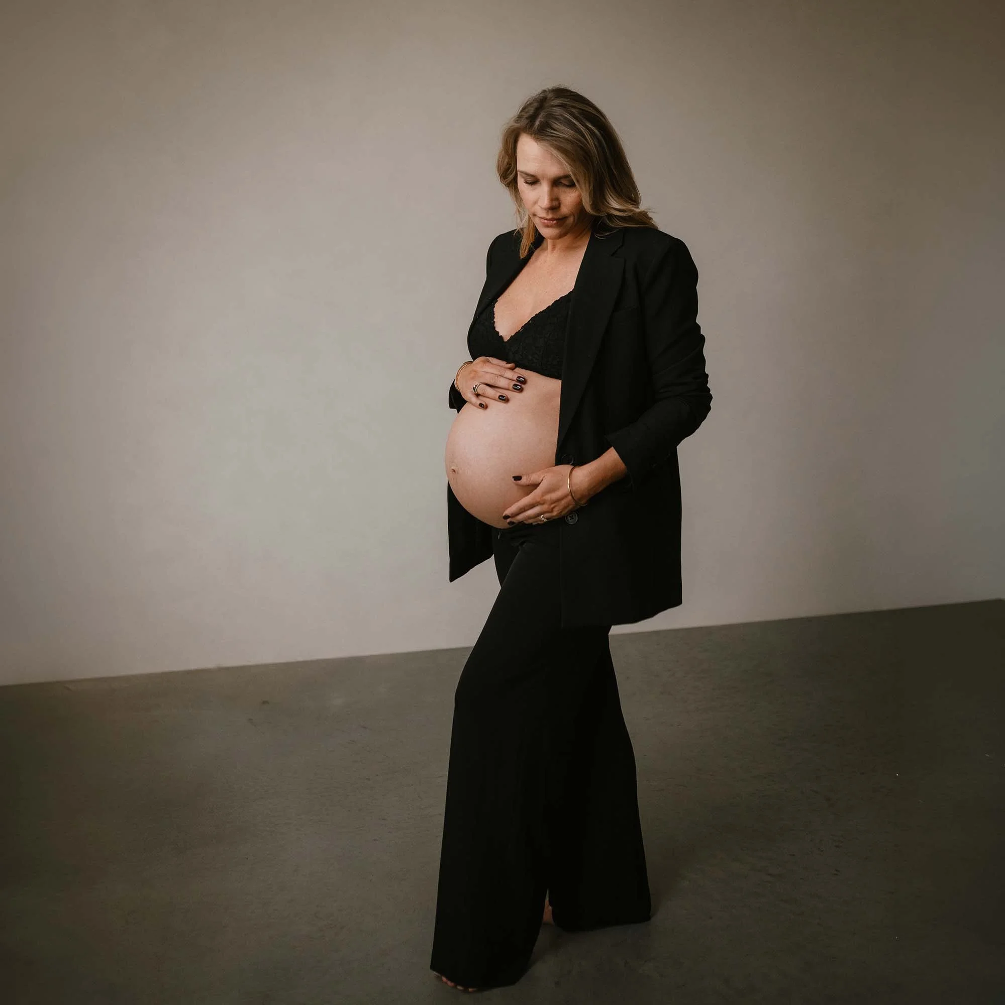 Zwangere vrij tijdens een minishoot dag in daglicht studio Studio Breau