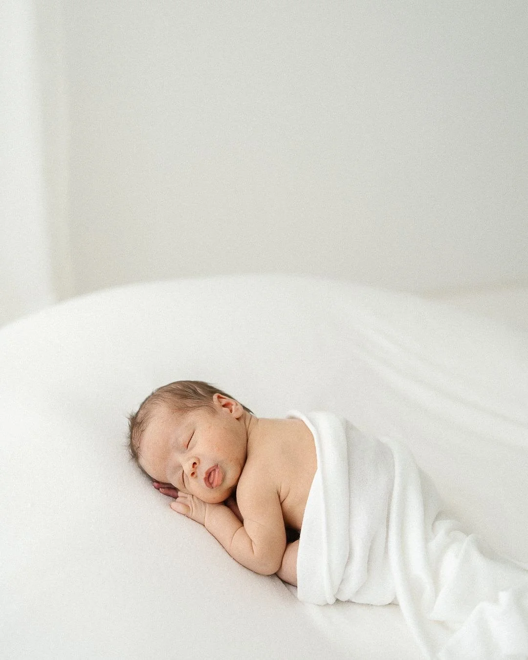 Newbornkuvaus studion tai oman kodin l&auml;mm&ouml;ss&auml;🤎 kiireett&auml;, teit&auml; ja teid&auml;n yhteytt&auml; tallentaen muistoiksi, johon palata nyt ja aina vuosienkin p&auml;&auml;st&auml;🤎 

#newbornkuvaus #newbornkuvausturku #newbornkuv