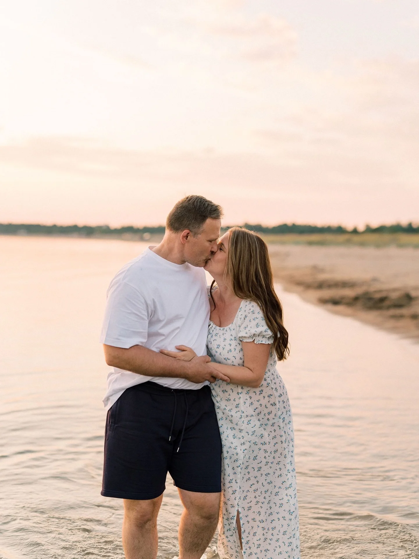 M&auml; uppouduin t&auml;n&auml;&auml;n n&auml;ihin meid&auml;n perhekuviin viime kes&auml;lt&auml; ja ajattelin jakaa teille mun ajatuksia siit&auml; miksi perhekuvat on mulle itselle niin t&auml;rkeit&auml; ja miksi haluan niihin panostaa jokainen 