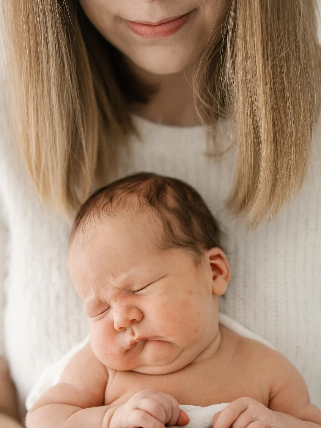 Newbornkuvauksissa meill&auml; on AINA kiireet&ouml;n, turvallinen ja vauvan tarpeita seuraava kuvaus. Et tuu koskaan kuulemaan mun suusta ett&auml; meid&auml;n aika on nyt loppu vaan haluan aina tarjota teille kiireett&ouml;m&auml;n kokemuksen, yhde