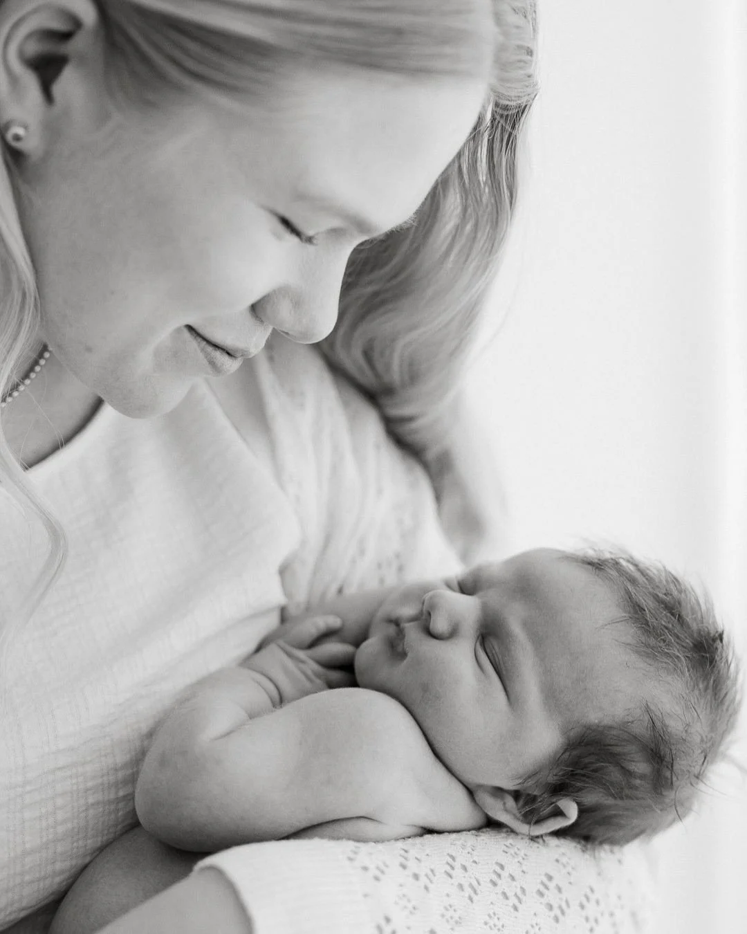 Mun ihan forever lemppari on n&auml;&auml; jatkumot teid&auml;n kanssa, mik&auml; etuoikeus saada olla mukana eri vaiheissa el&auml;m&auml;&auml;🥰 Heid&auml;n kanssa kuvattiin ensin odotuskuvat ja nyt sain sukeltaa mukaan heid&auml;n vauvakuplaan🥰❤