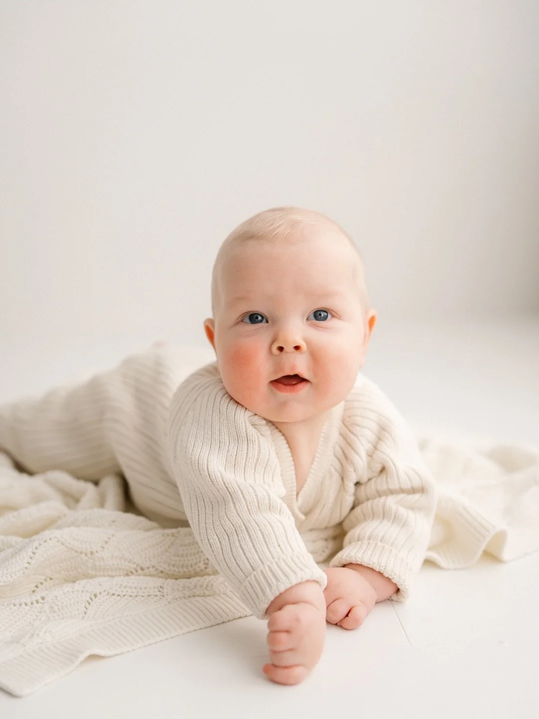 Kev&auml;t on alkanut n&auml;kym&auml;&auml;n kuvauskyselyiden tulvana s&auml;hk&ouml;postissa, kiitos valtavasti jokaisesta niist&auml;🌸

Kev&auml;&auml;lle ja kes&auml;lle mahtuu hyvin kuvauksia, en malta oottaa mit&auml; ihanaa saadaan teid&auml;