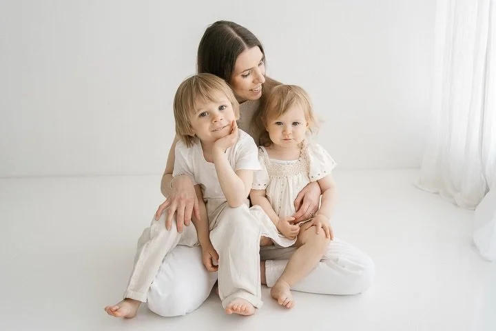 My&ouml;s isompien lasten kanssa on ihana k&auml;yd&auml; kuvauksessa, t&auml;h&auml;n ei oo ik&auml;rajaa😍❤️
Mutta n&auml;iden muistojen arvo, se on rajaton🥹❤️

Ja sulle ihana &auml;iti siell&auml; haluan syd&auml;mest&auml;ni sanoa, n&auml;y niis