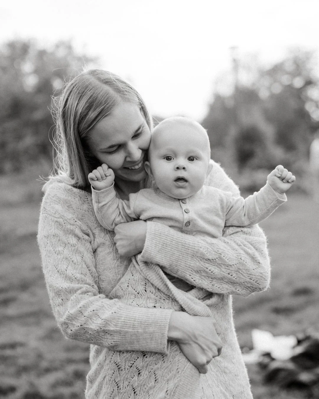 Ja ihan kohta p&auml;&auml;st&auml;&auml;n kuvaamaan taas n&auml;it&auml; ihania hetki&auml; l&auml;mpimiin kes&auml;iltoihin😍❤️
T&auml;&auml; saa fiilistelyjen kanssa toimia my&ouml;s muistutuksena sulle varata perhekuvaus tuleville kuukausille😍

