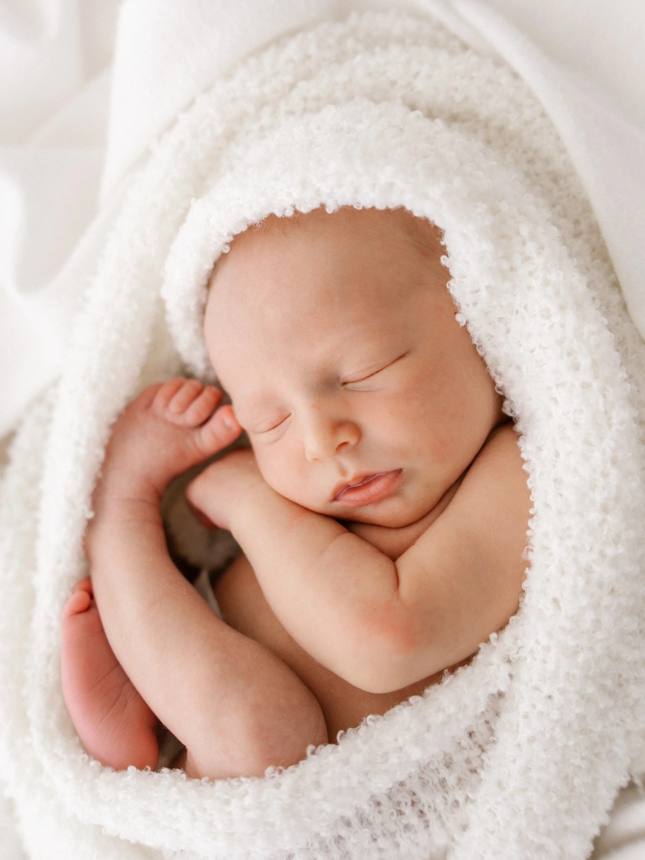 Usein kysytty&auml; newbornkuvauksiin liittyen;

🍐 Koska kuvaus pit&auml;&auml; varata? 
-T&auml;h&auml;n ei oo olemassa yht&auml; oikeaa vastausta. S&auml; varaat kuvauksen silloin kun se tuntuu susta hyv&auml;lt&auml;. Juuri nyt kuvauksia varataan