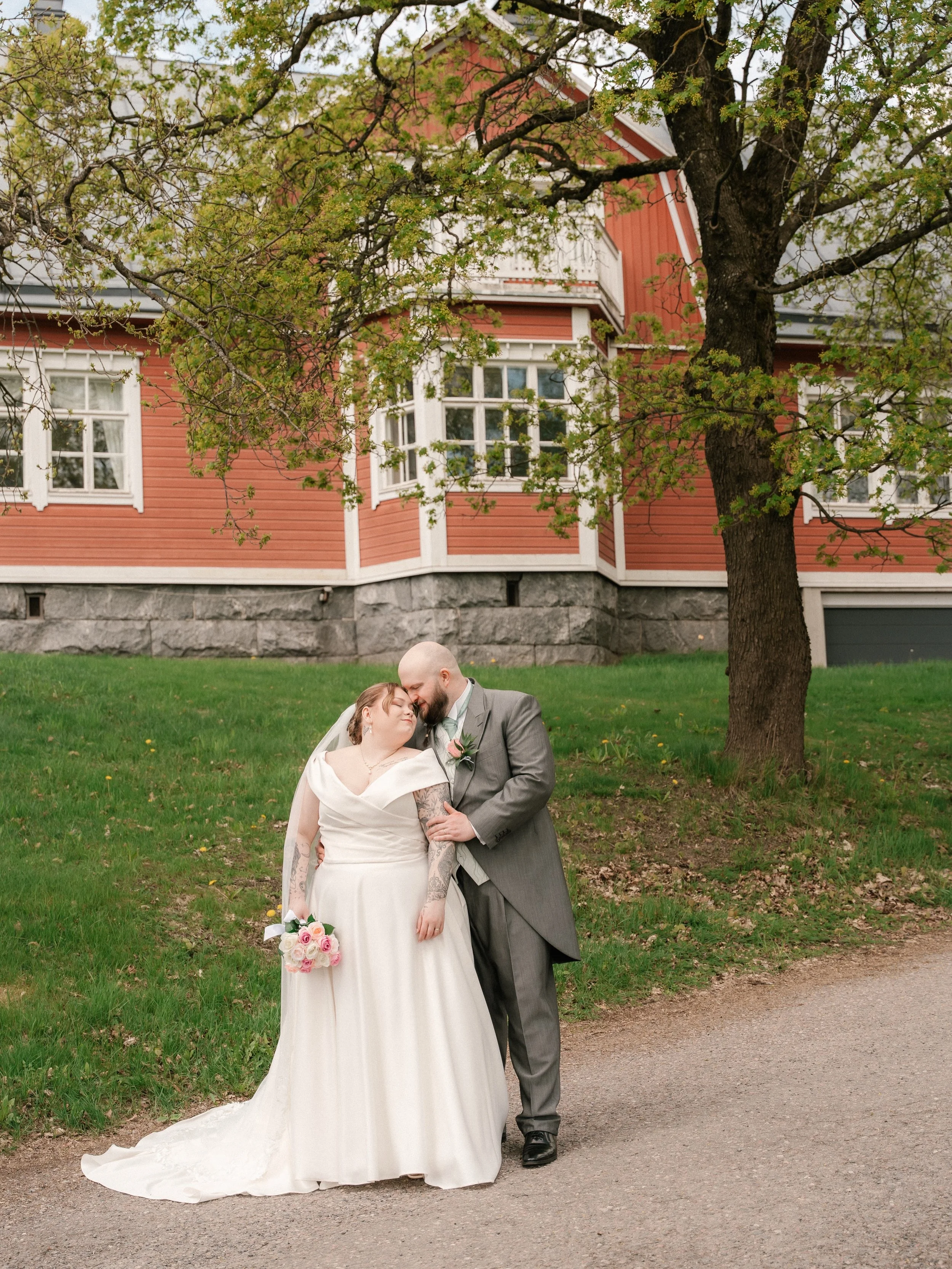 Onnea viel&auml; upeat T&amp;M! ❤️💍✨

H&auml;&auml;sesonki startattiin toukokuun puolessav&auml;liss&auml; heid&auml;n kanssa, kiitos kun sain olla osana teid&auml;n t&auml;rke&auml;&auml; p&auml;iv&auml;&auml;❤️

#h&auml;&auml;kuvaus #h&auml;&auml;