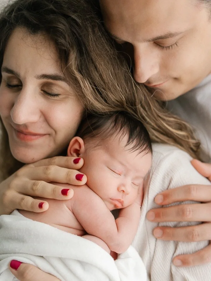Toimikoon n&auml;m&auml; kuvat sulle muistutuksena bookata newbornkuvaus❤️ voit tehd&auml; sen miss&auml; vaiheessa raskautta tahansa tai viel&auml; vauvan synnytty&auml;. Ensimm&auml;iset p&auml;iv&auml;t (ja viikot) hujahtaa ohi nopeammin kuin mitk