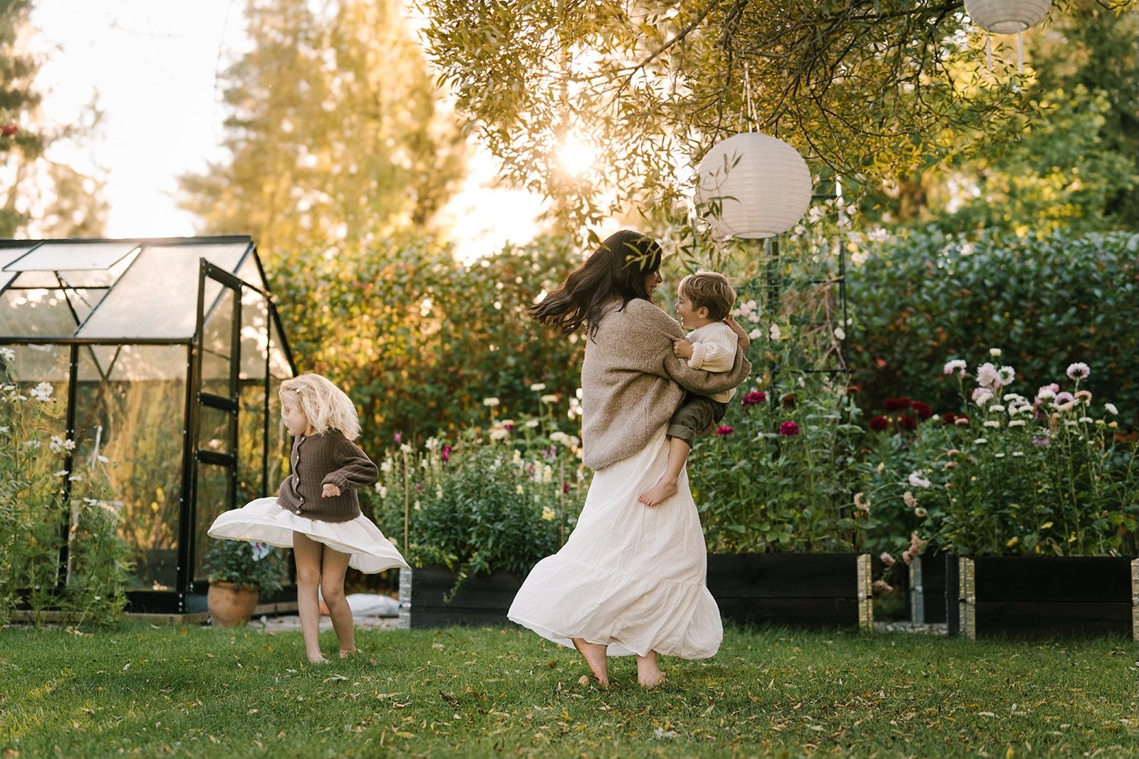 Saatiin eilen mit&auml; ihaninta rakkauspostia meid&auml;n perhekuvien muodossa Nooralta @noorakphotography 😍❤️🥹 Muistoja juuri t&auml;st&auml; hetkest&auml; el&auml;m&auml;&auml;, meist&auml; kaikista, meilt&auml; kotoa❤️

Sanon t&auml;n sulle nyt